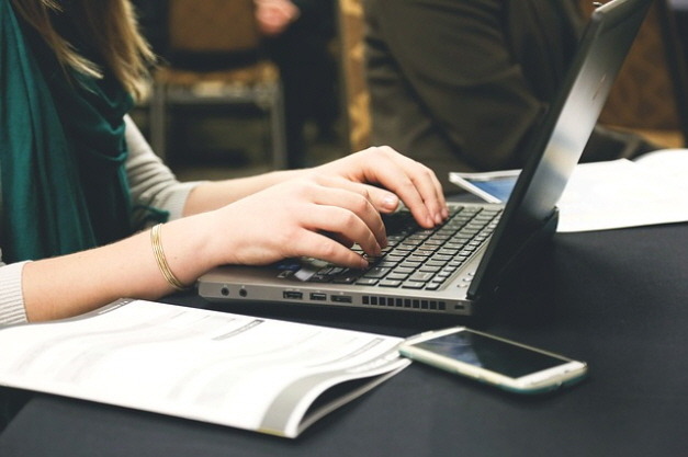 Oferta de empleo en gestión administrativa y atención telefónica