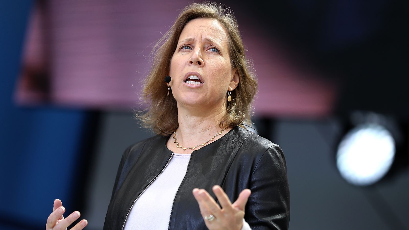 El CEO de YouTube dice que Facebook debería 'volver a las imágenes de bebés'